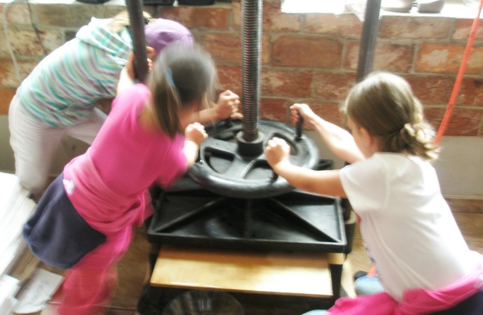 Papyrea-paper-mill_Dílničky2